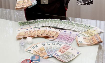 Cocaina e tanti soldi nascosti in un calzino: spacciatore arrestato