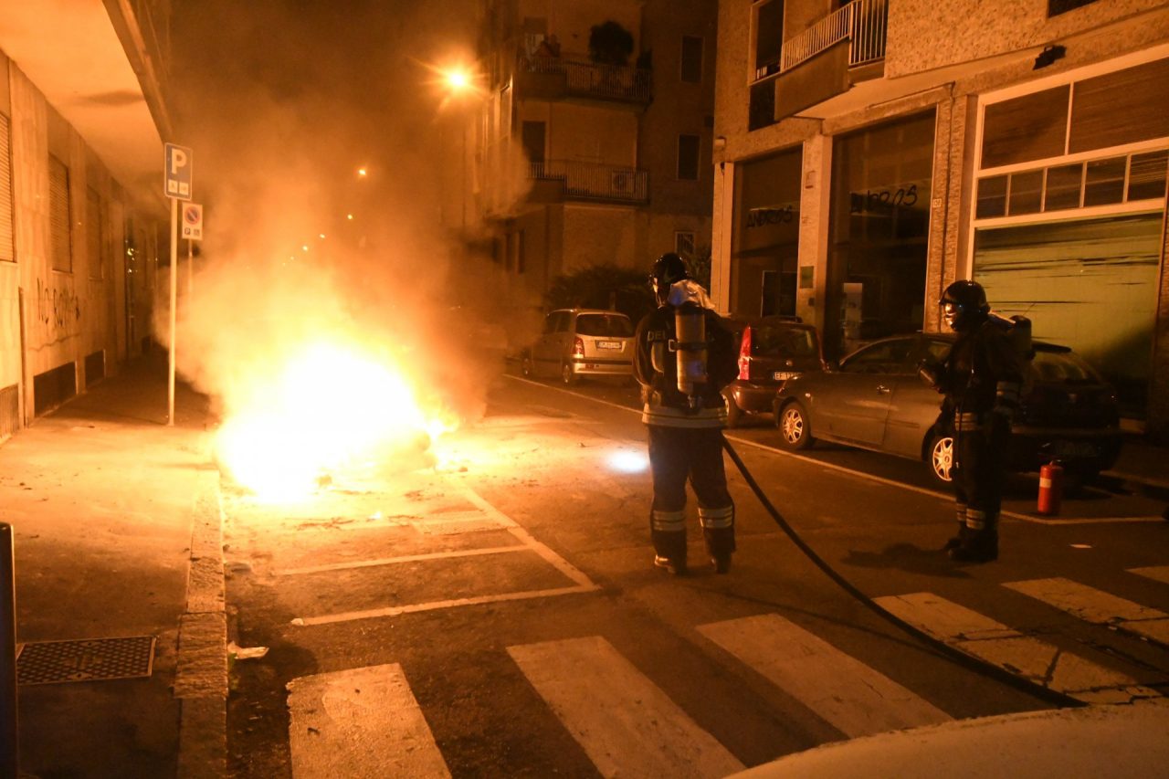 Cinque incendi dolosi in una notte: è caccia al piromane