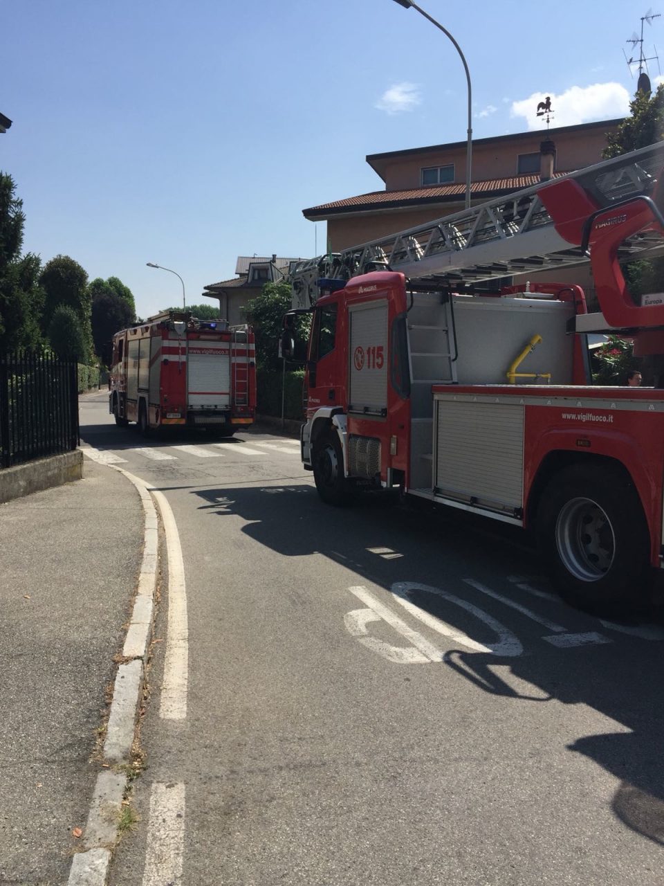 Allarme incendio, arrivano tre autobotti. Ma il fuoco non c’è