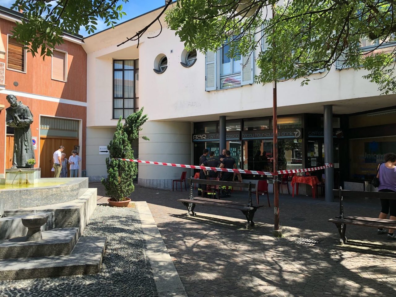 Cade in un tombino in piazza, ferita trentenne FOTO