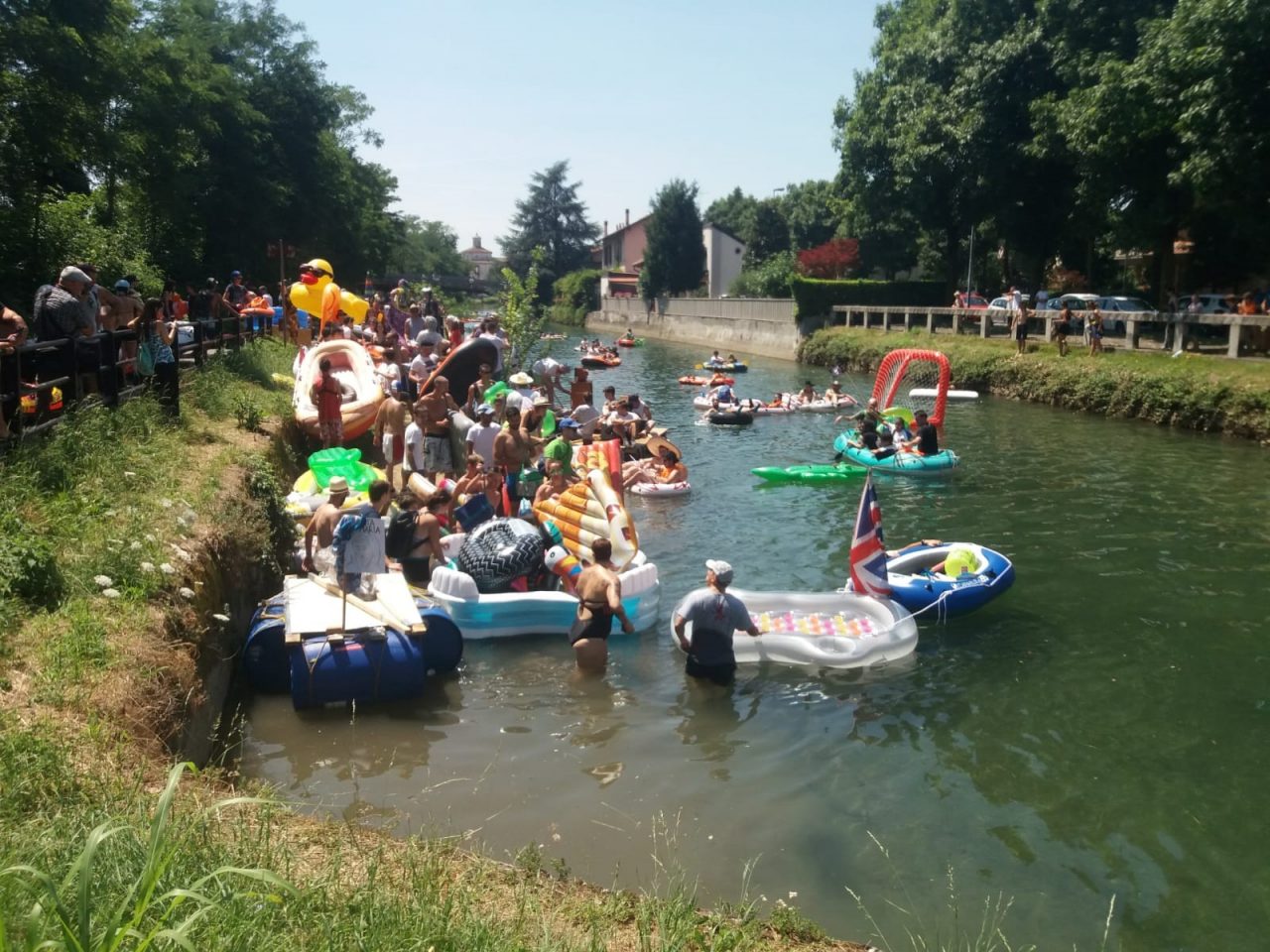 Gommoni sul Naviglio, spettacolo in Martesana FOTO VIDEO