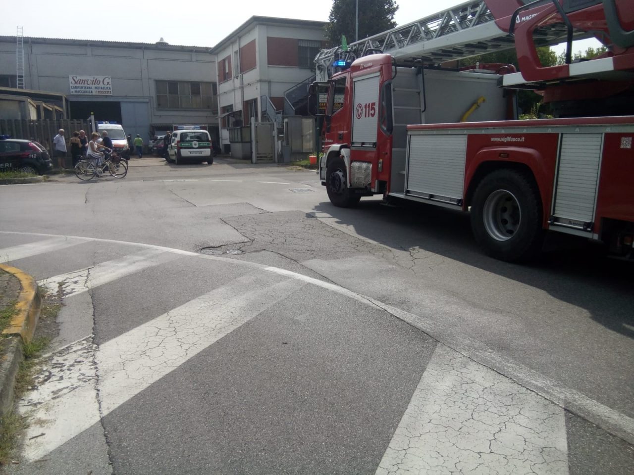 Incastrato sul tetto, intervento di elicottero e pompieri