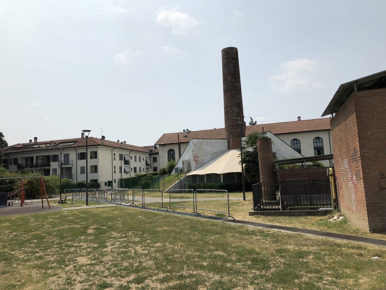 Parco giochi transennato: le grate sono pericolose