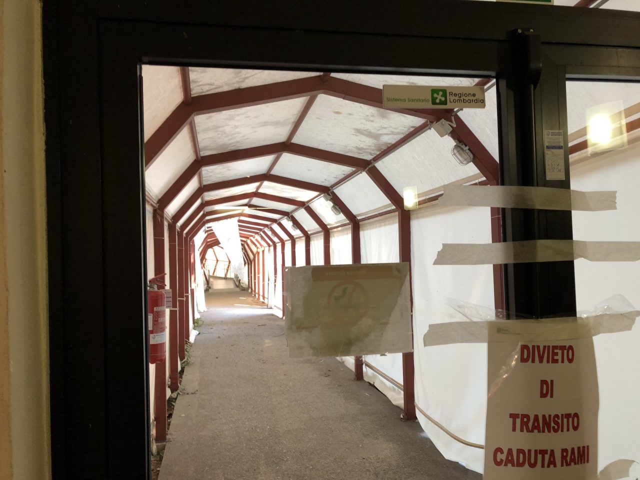 Ospedale “spezzato” in due dal crollo dei rami in cortile