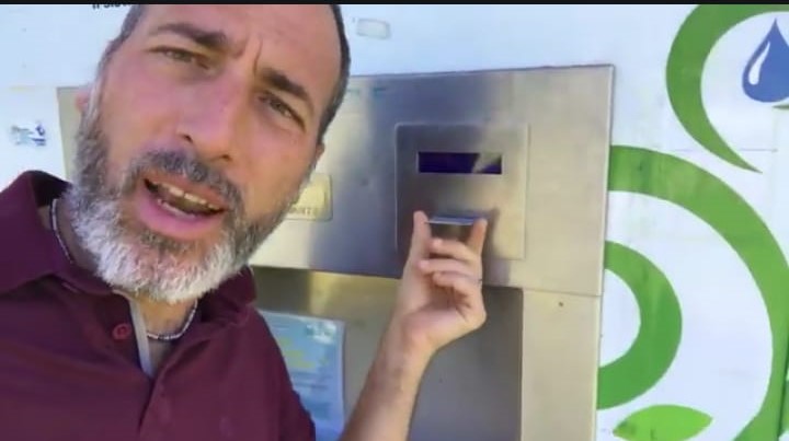 Danneggiata casetta dell’acqua. Il consigliere: “Vandali stronzi”