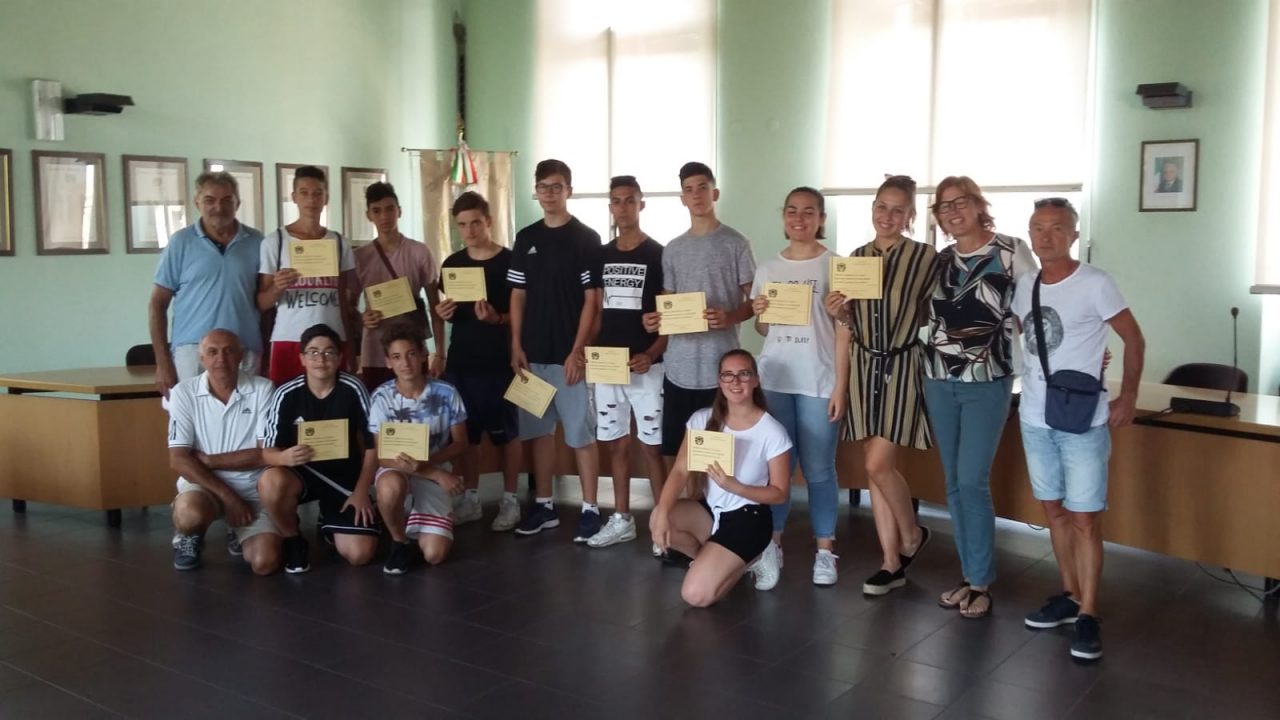 A Pontirolo giovani alle prese con… pittura fresca