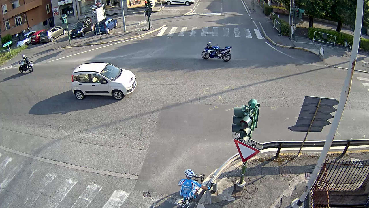 Motociclista disarcionato, la moto prosegue da sola