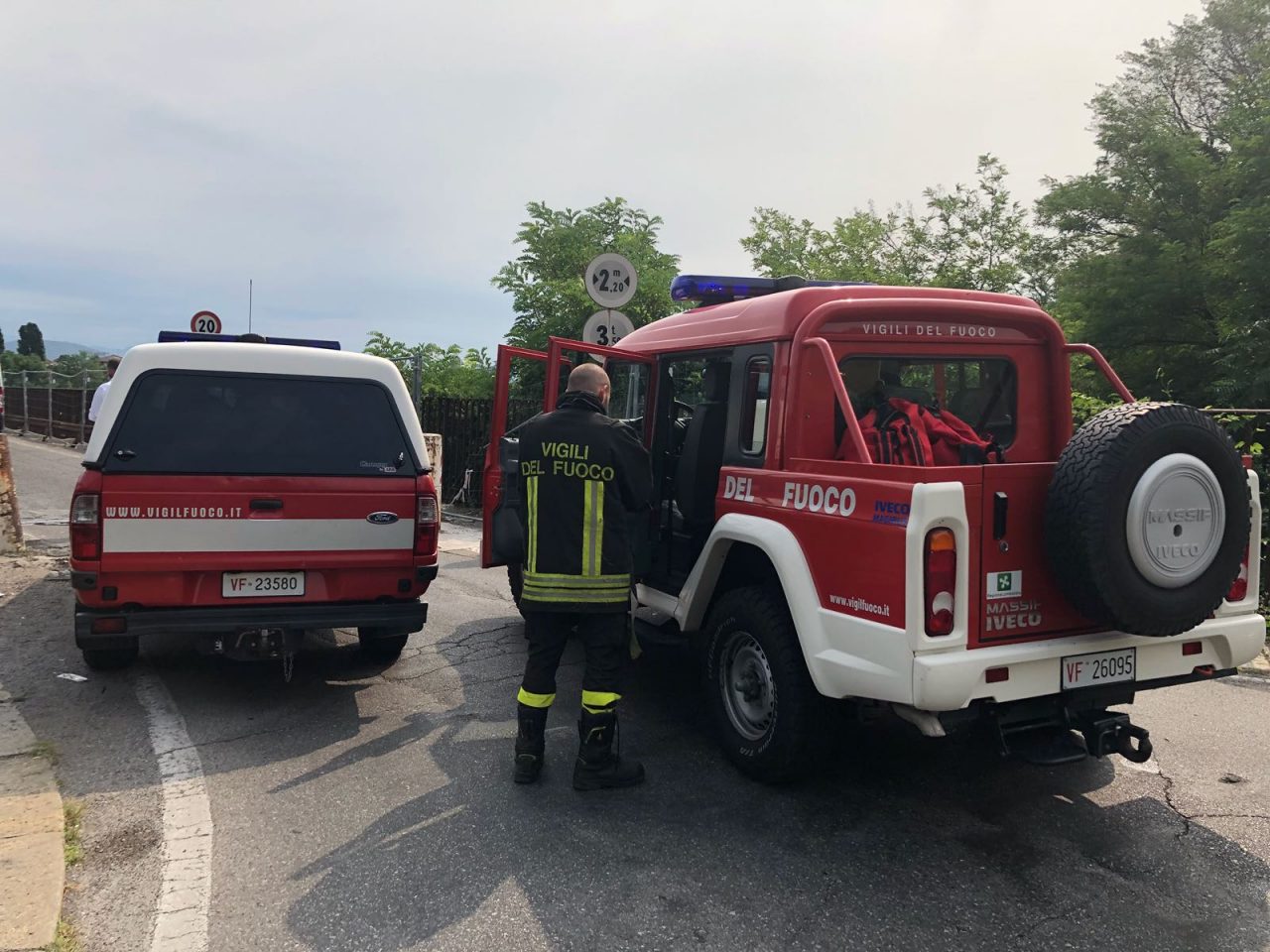 Terrore sul Ponte di Paderno: uomo tenta di buttarsi, salvato FOTO