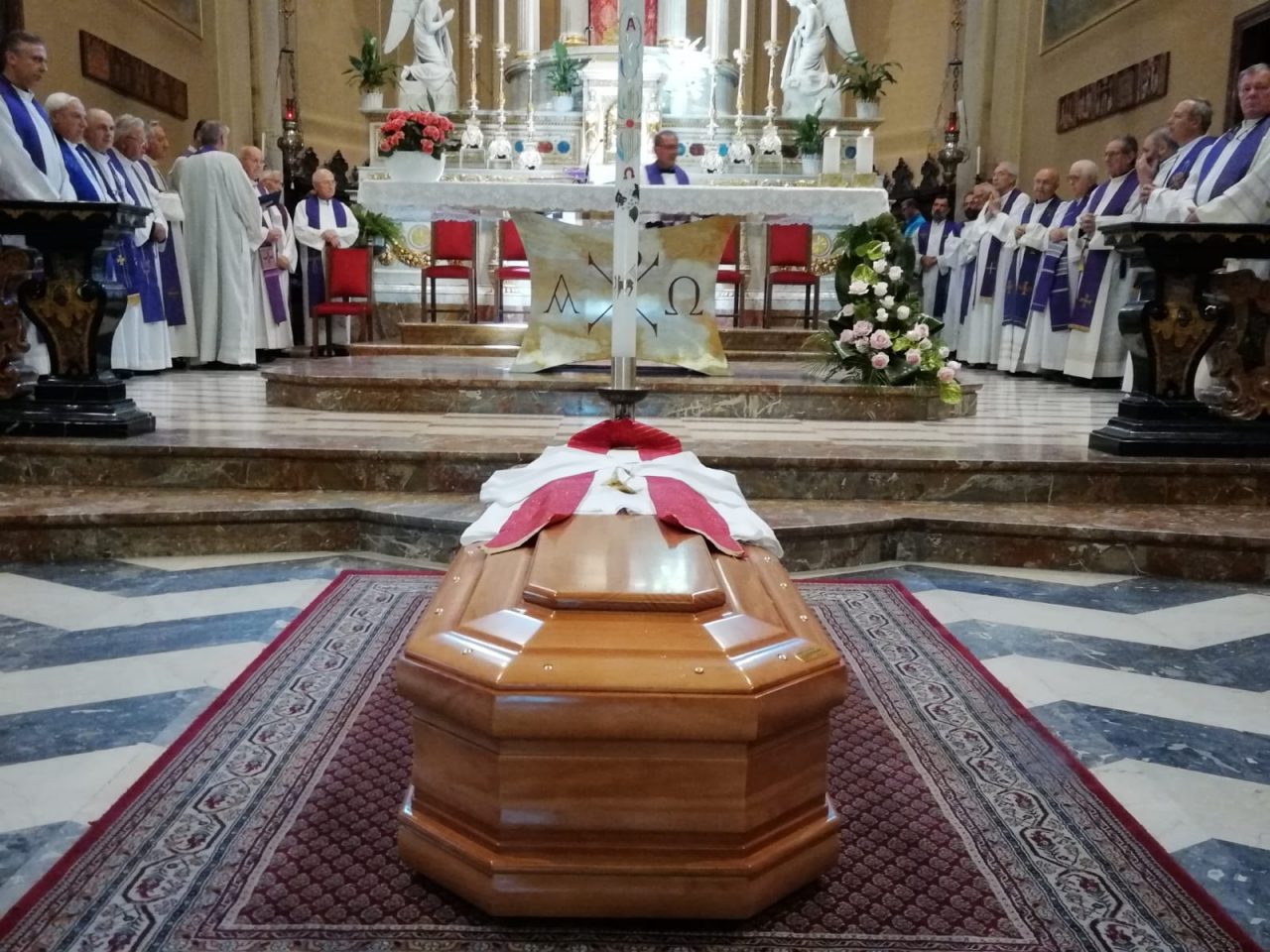 Commosso addio a don Eugenio Ronchi