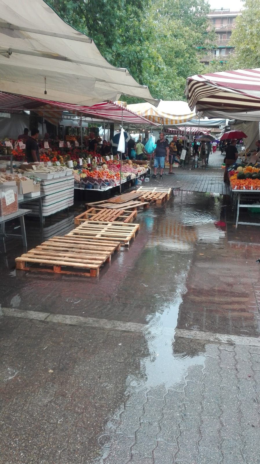 Acqua alta in piazza a pioltello ambulanti del mercato