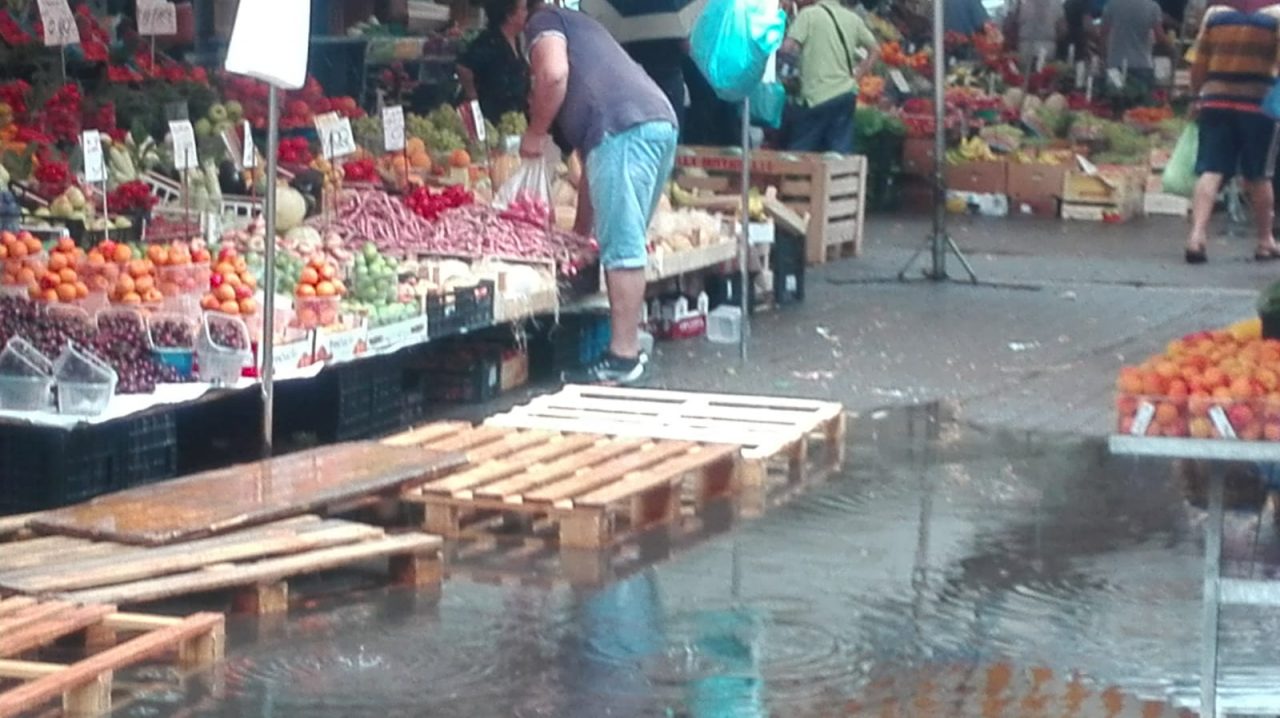 Acqua alta in piazza a pioltello ambulanti del mercato