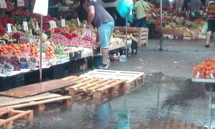 Acqua alta in piazza Ambulanti del mercato come a Venezia