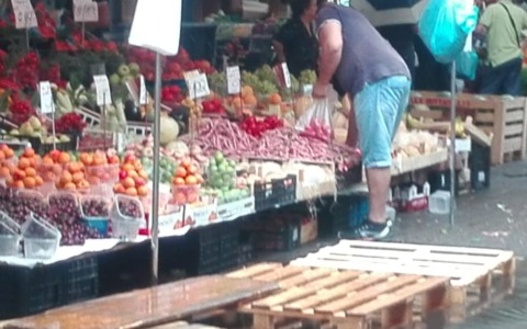 Solito abusivo del mercato beccato dalla polizia: frutta e verdura sequestrata e distrutta