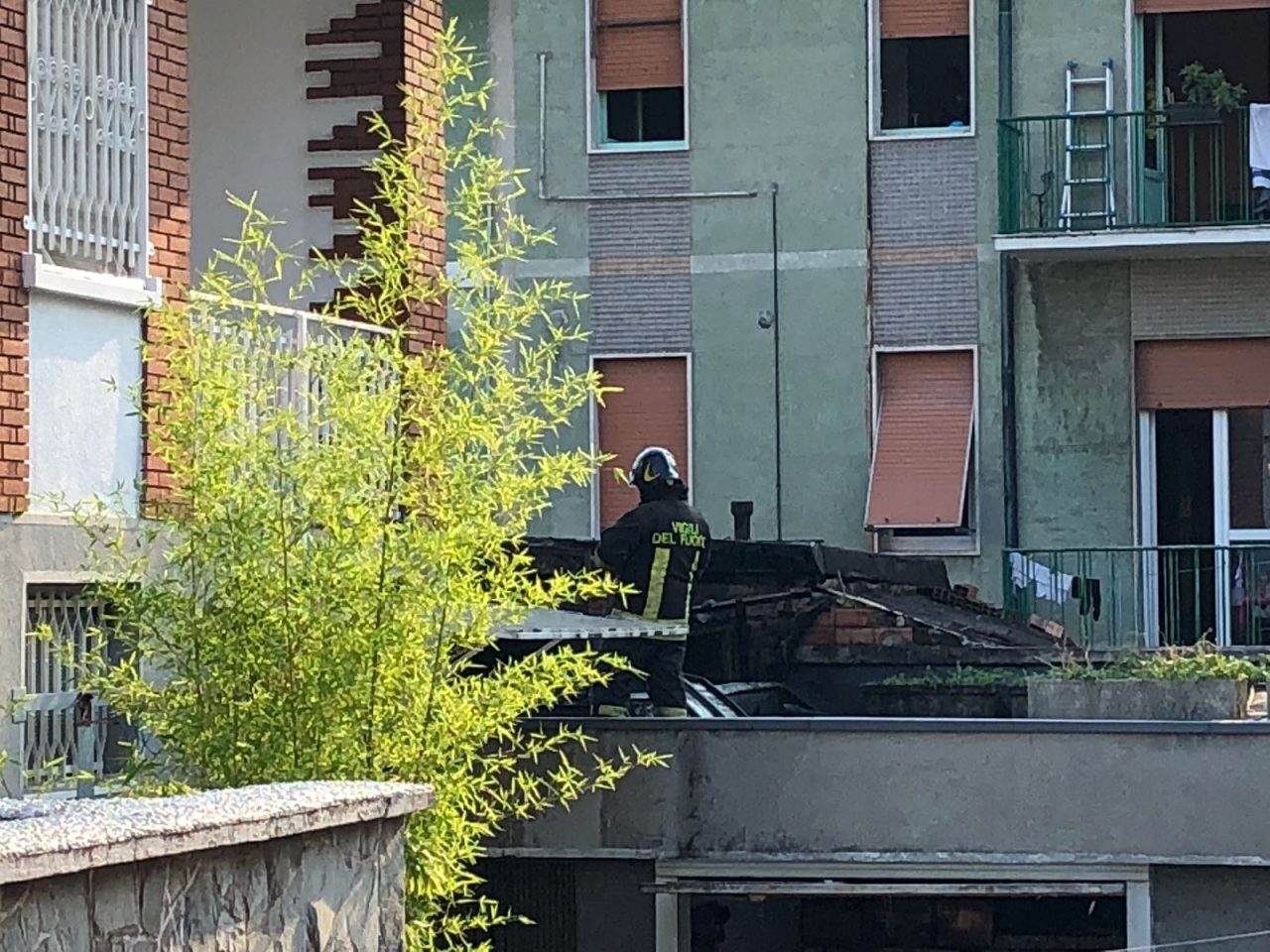 Incendio a Vimodrone, famiglia evacuata