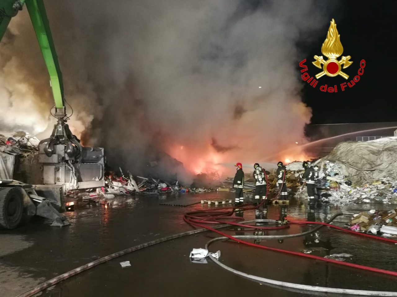 Incendio a Bussero | Prima l’allarme, poi il rogo: mistero