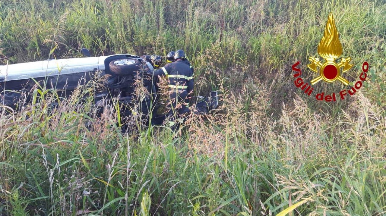 Auto ribaltata sulla Cassanese, arrivano i Vigili del fuoco