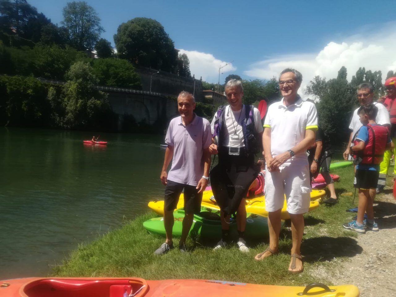Canonica in canoa: tutti a bordo per scoprire il paese dal fiume FOTO VIDEO