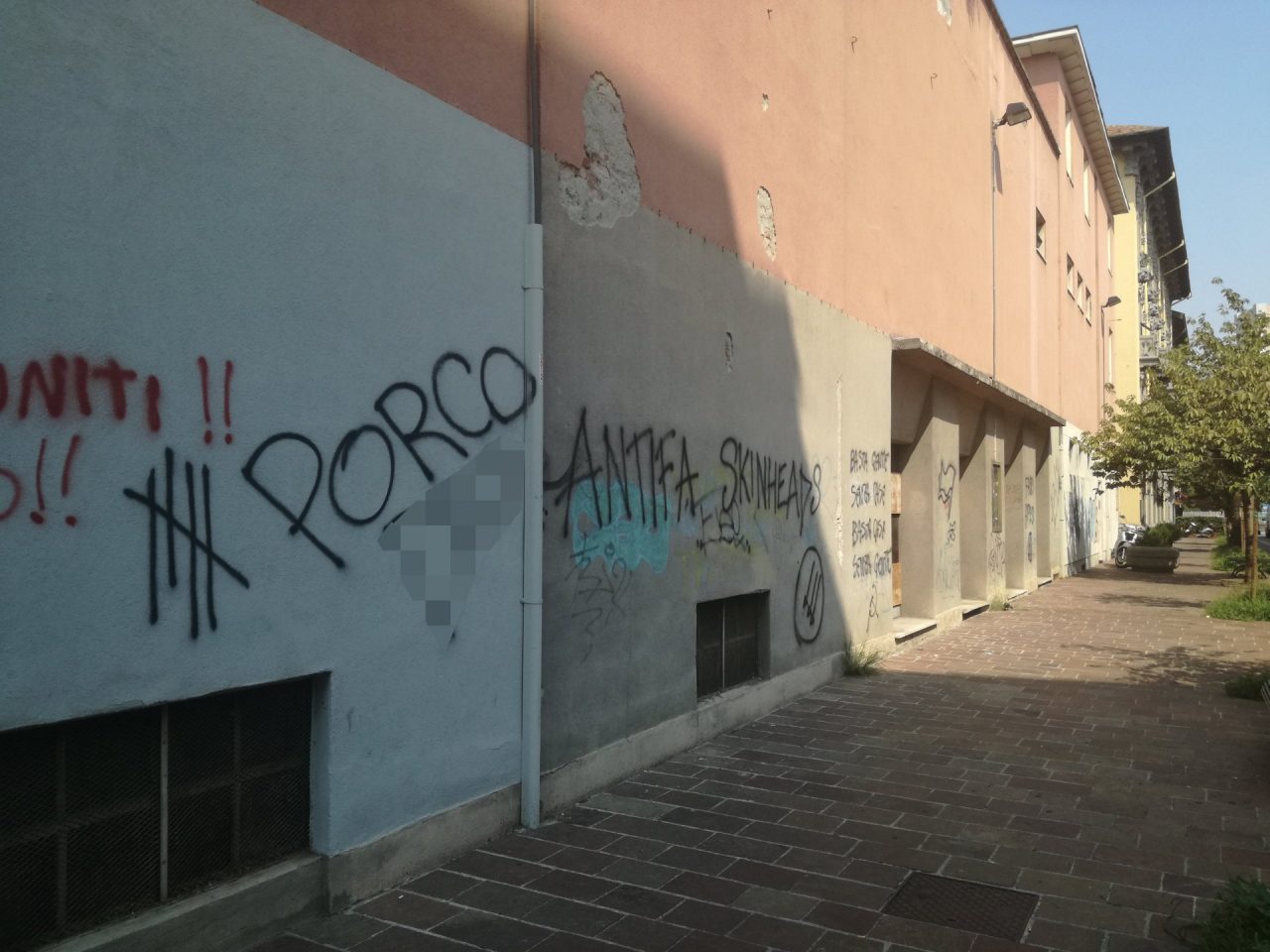 Maxi bestemmia sul muro dell’ex cinema