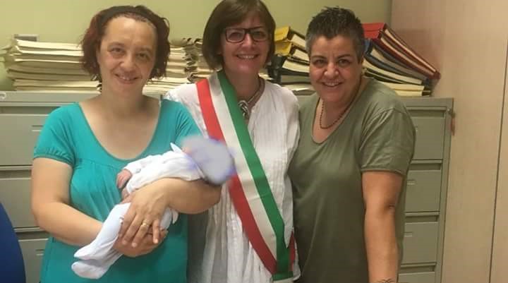 Nel Nord Milano nasce bimbo figlio di due mamme
