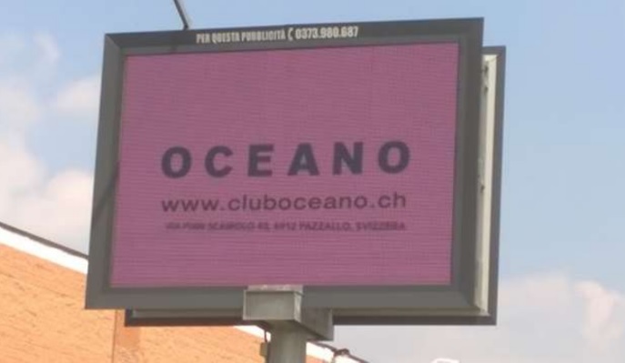 Bordello e asilo condividono la pubblicità del tabellone luminoso