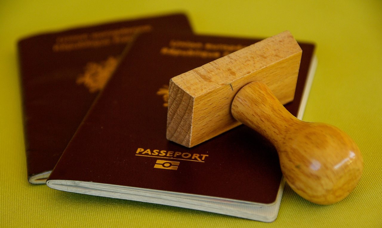 Documenti falsi per evitare l’arresto, aveva 27 identità diverse
