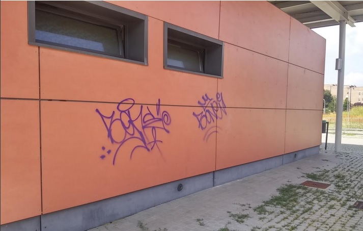 Ciclostazione ancora nel mirino dei vandali, ma stavolta niente sconti