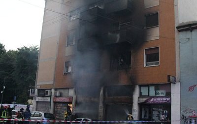 Pauroso incendio in viale Padova a Milano