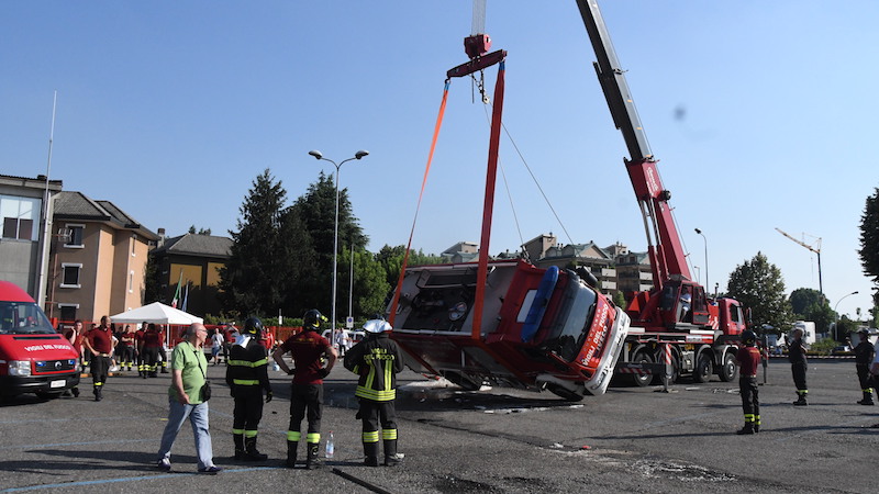 Esercitazione a Melegnano, si ribalta autobotte pompieri VIDEO