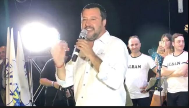 Dopo i  Nomadi Salvini canta Vasco e si scaglia contro le famiglie arcobaleno VIDEO