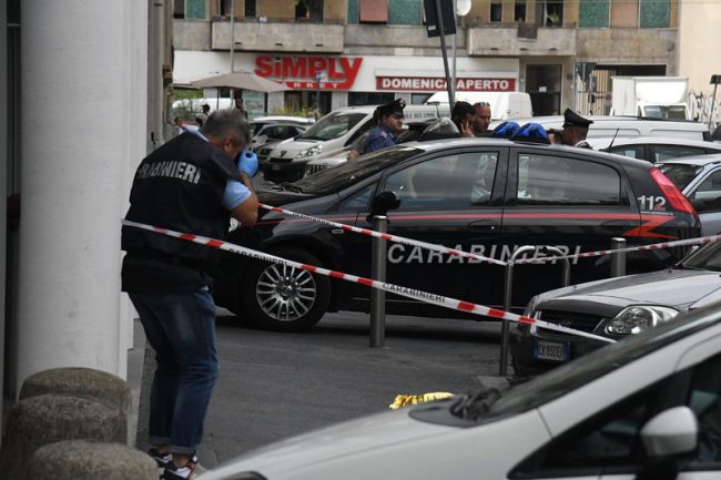Litiga con il fidanzato e si lancia nel vuoto