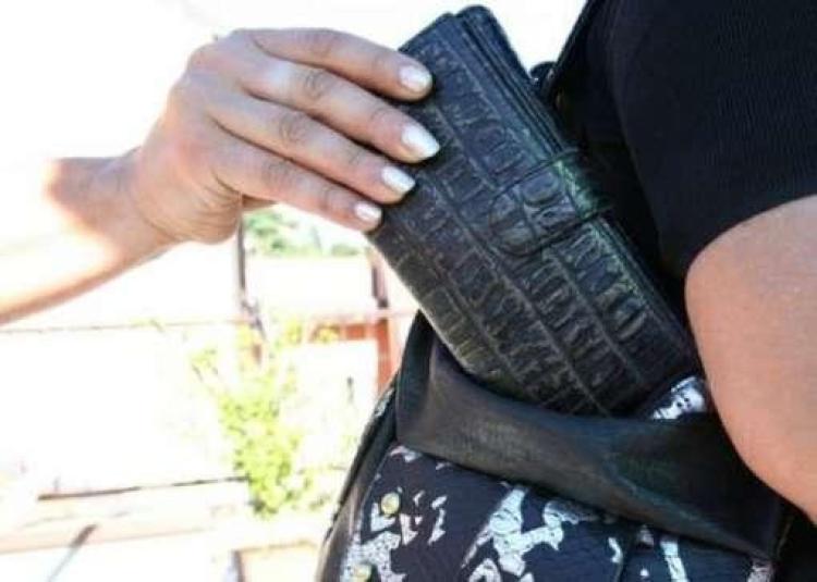 Borseggia un’anziana, ma non scappa all’occhio della vigilante di Pioltello