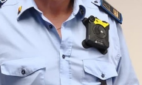 Vigili per le strade con le telecamere sulle divise