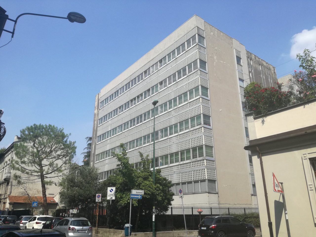 Presentata in Comune la petizione contro la chiusura della scuola Rovani