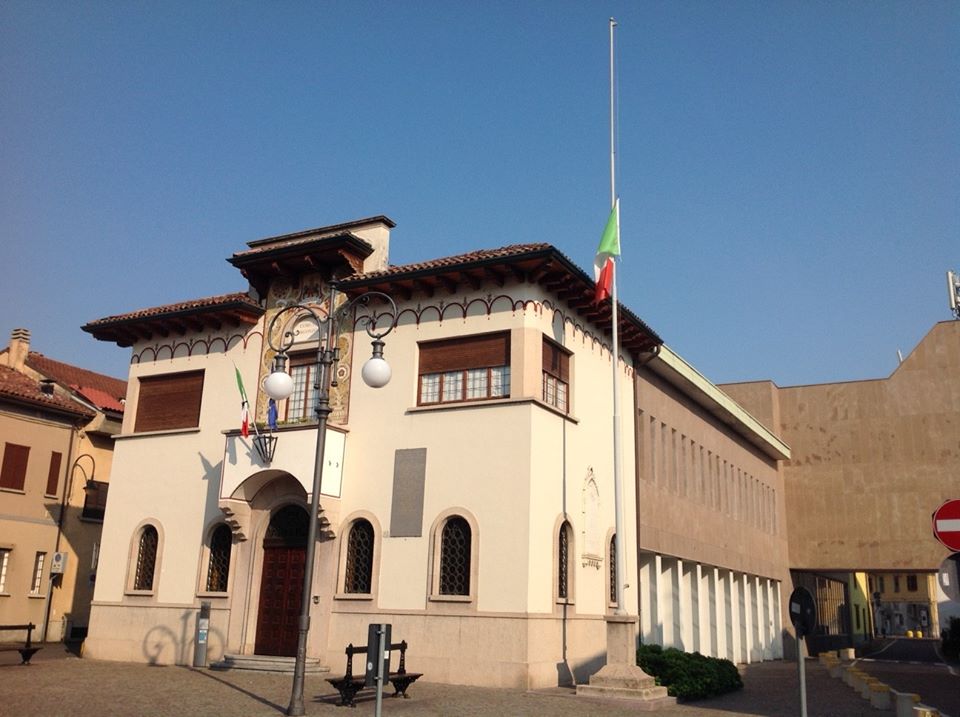 Comune di Gorgonzola bandiere a mezz'asta lutto nazionale per la tragedia di Genova