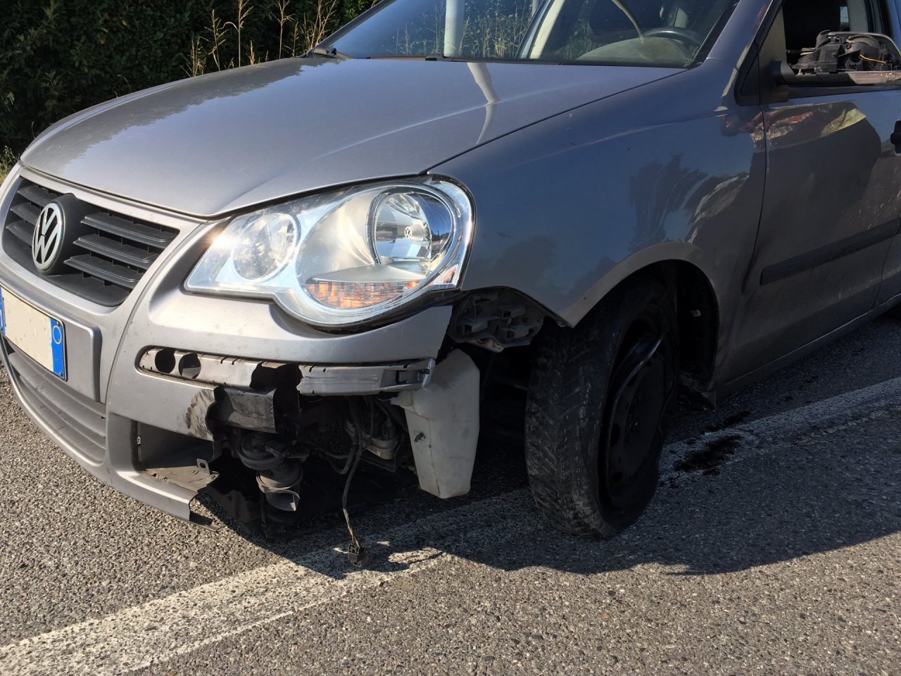 perde il controllo della moto