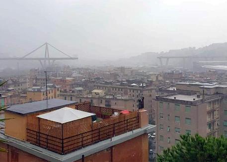 Genova, crolla parte del ponte Morandi. Più di 30 morti, c’è anche un bambino