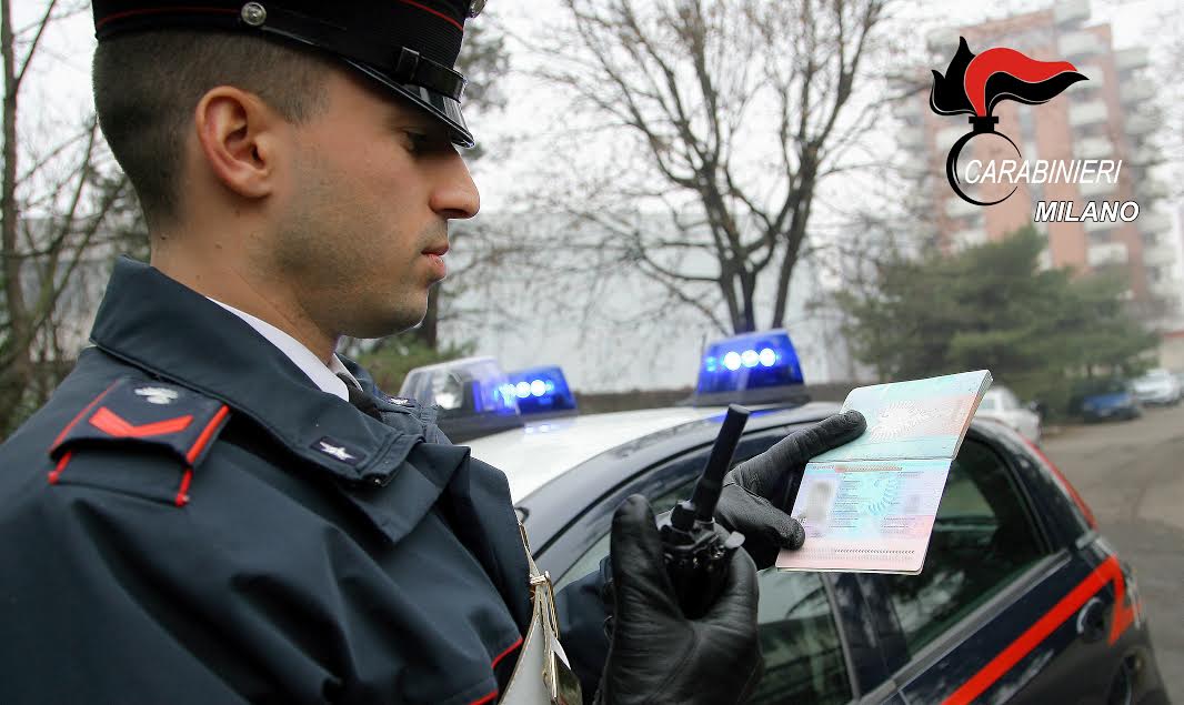 Guida bolide Mercedes con patente falsa: arrestato