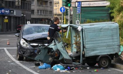 Auto contro Ape Car in piazzale Loreto: un ferito gravissimo FOTO