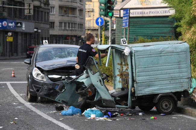 Auto contro Ape Car in piazzale Loreto: un ferito gravissimo FOTO