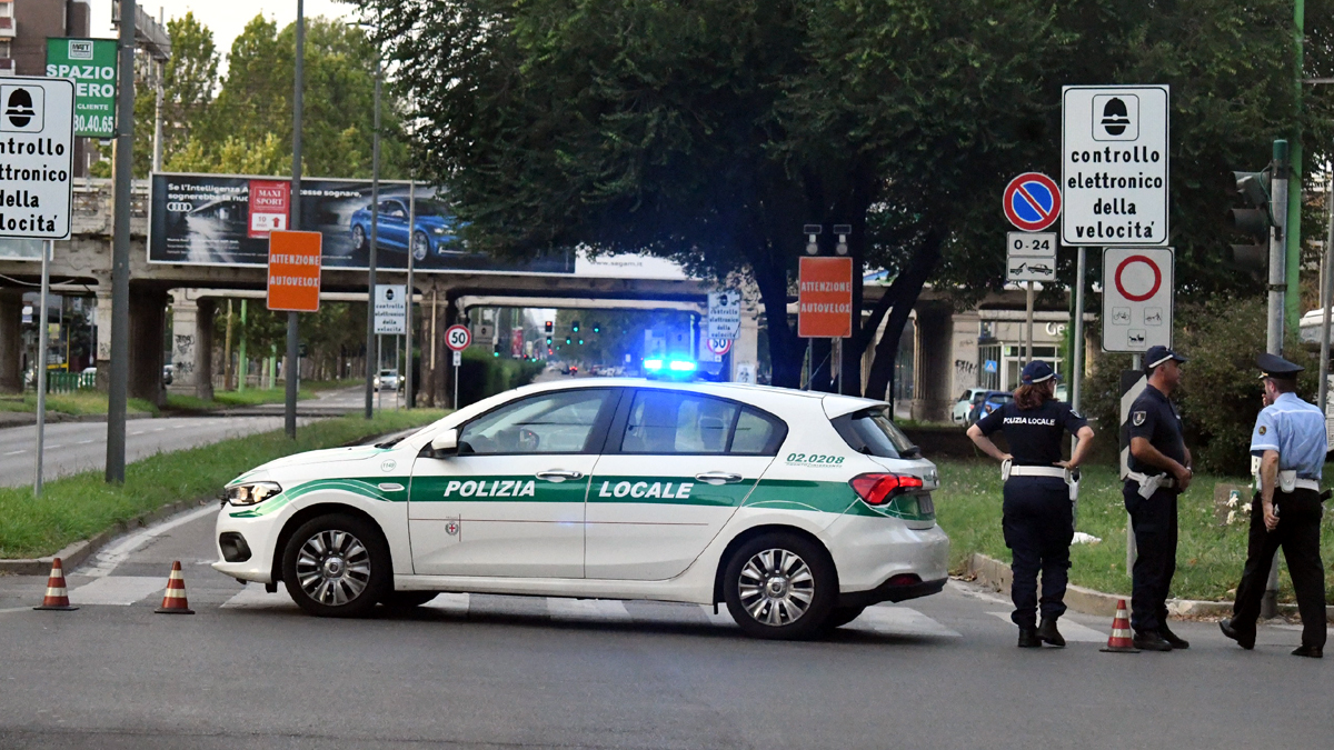 Distacchi dal ponte della ferrovia: chiuso viale Fulvio Testi a Milano