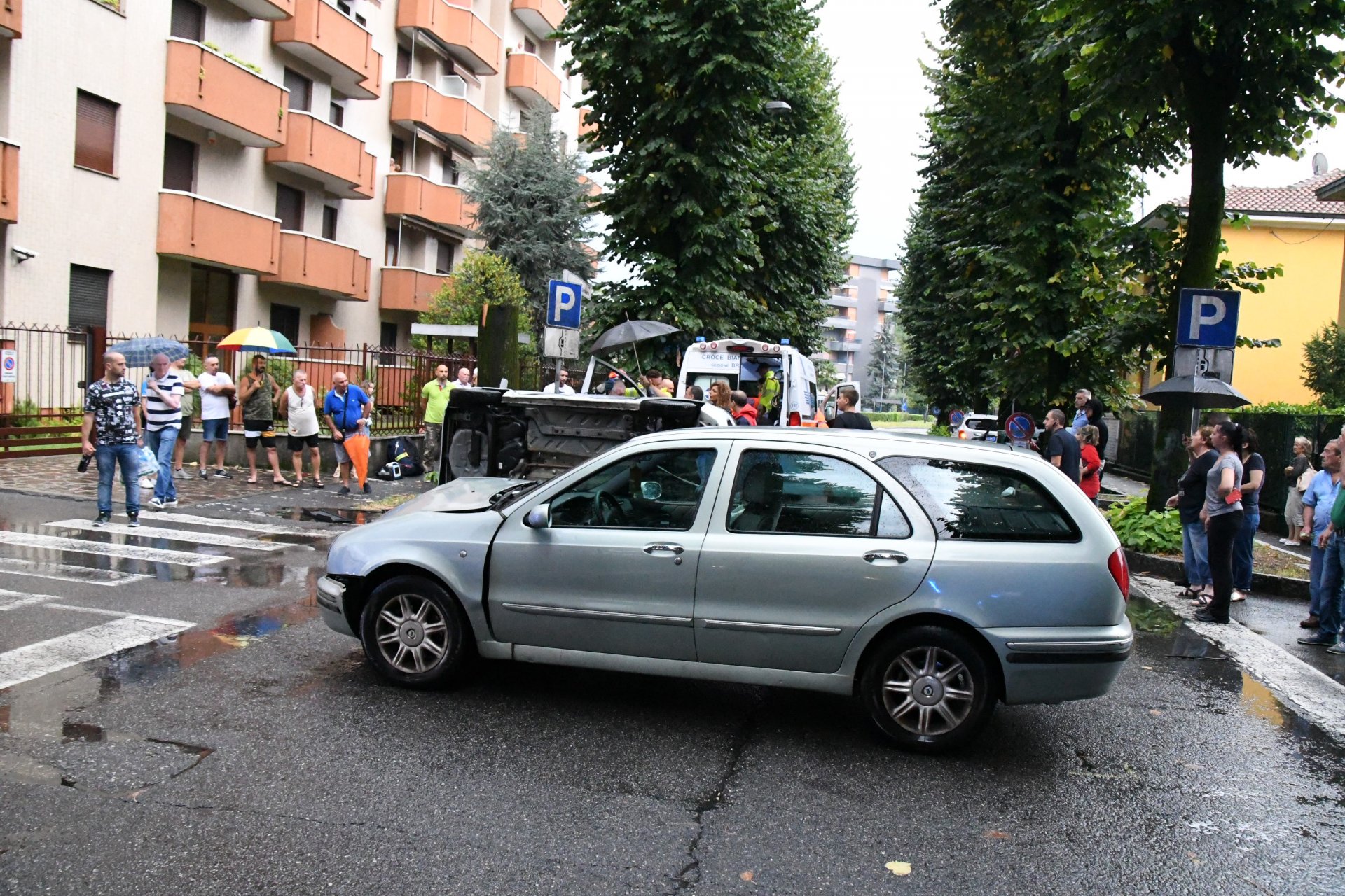 Brugherio spaventoso incidente in via Mazzini auto ribaltata anziani estratti dai vigili del fuoco