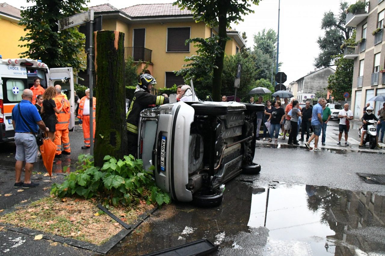 Spaventoso incidente a Brugherio travolti due anziani FOTO