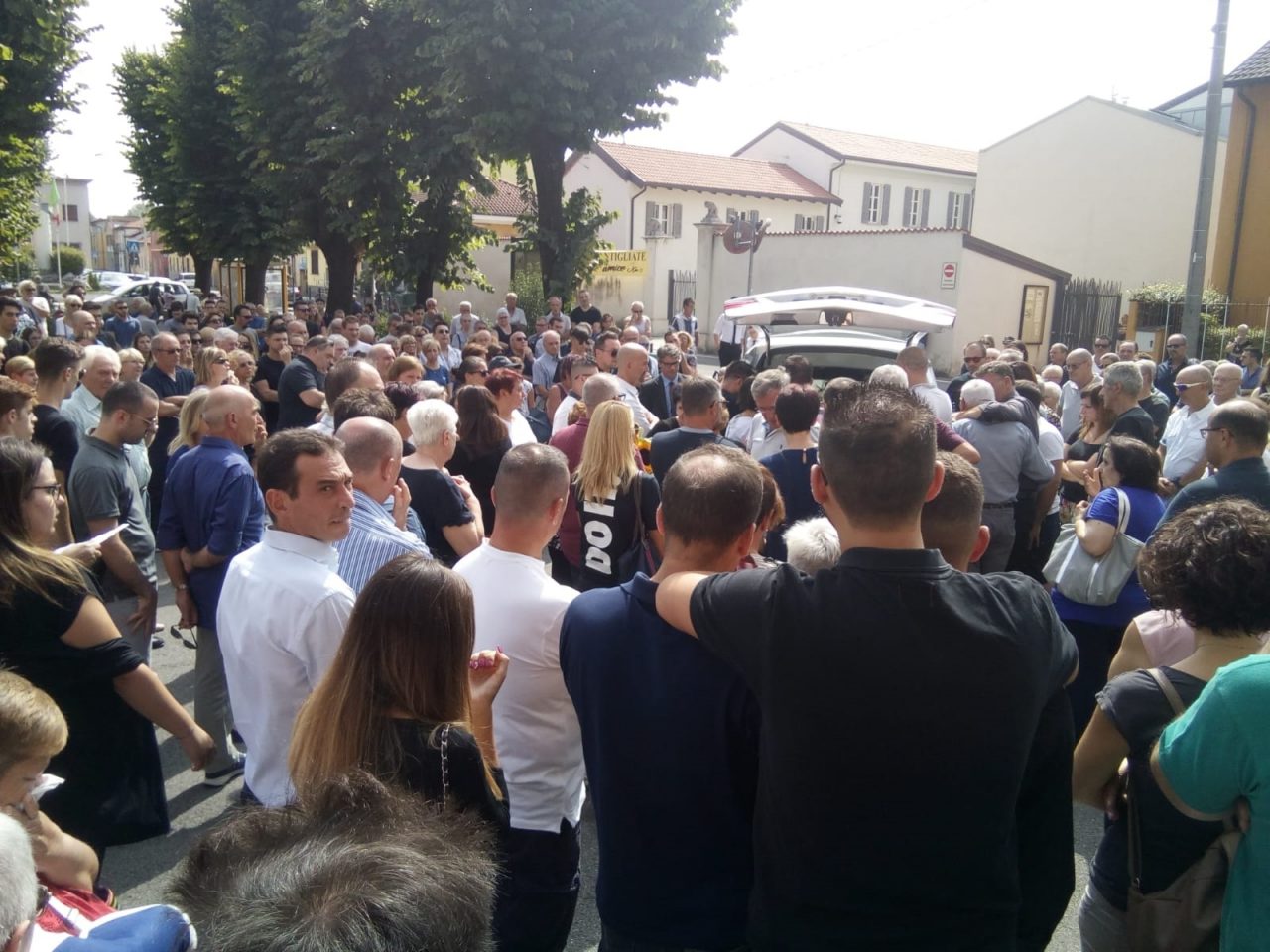 In centinaia per l’ultimo saluto a Marco Crini