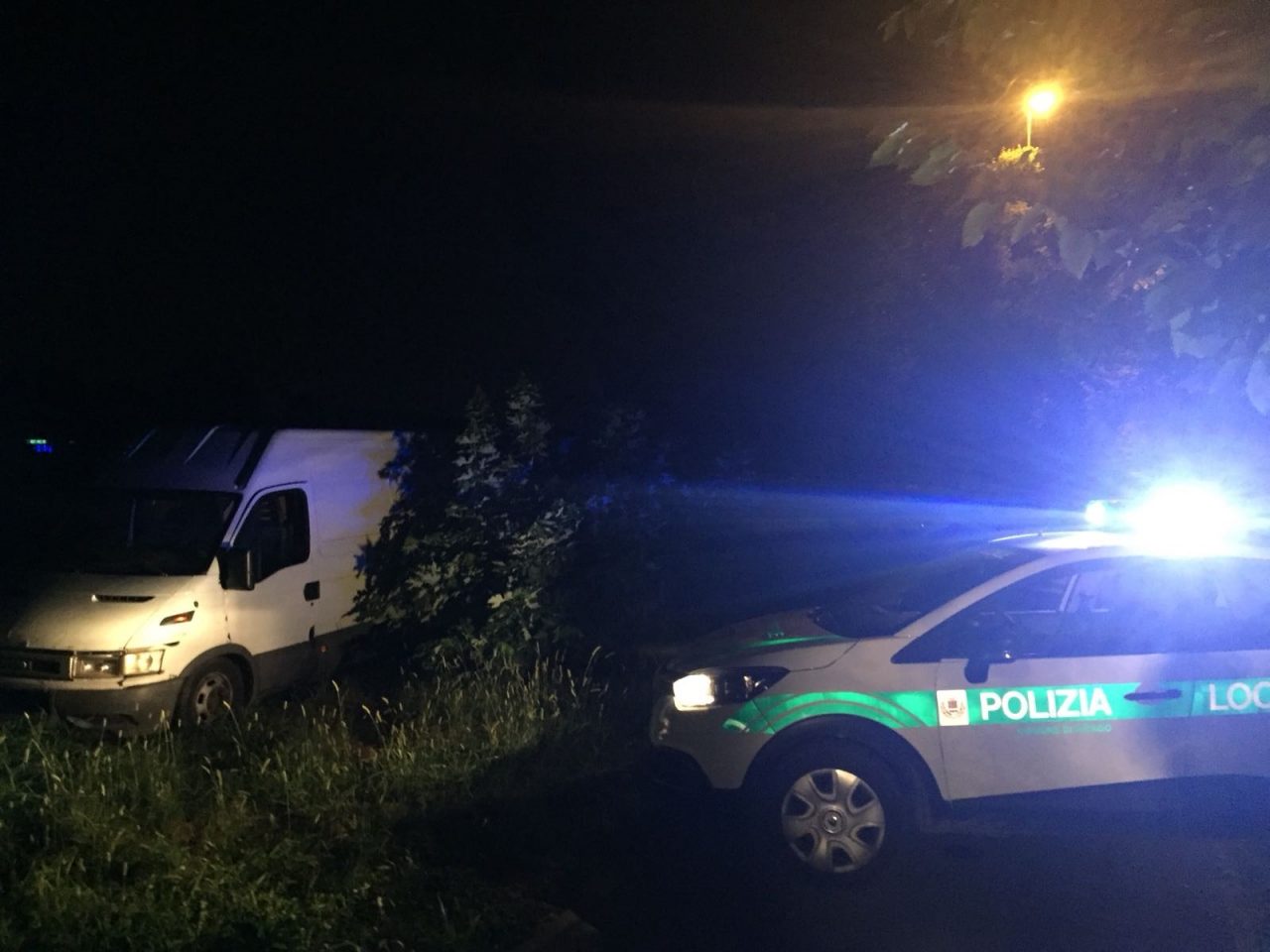 Ladri colti sul fatto inseguiti dagli agenti
