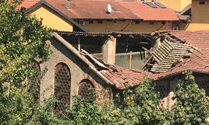 Crolla il tetto di una cascina a Pessano con Bornago