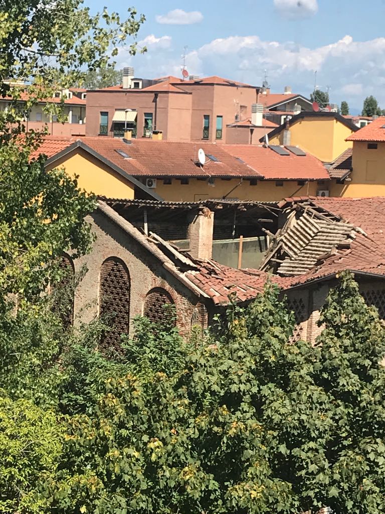 Crolla il tetto di una cascina a Pessano con Bornago