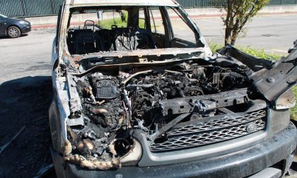 Esplosioni nella notte, auto in fiamme a Seggiano