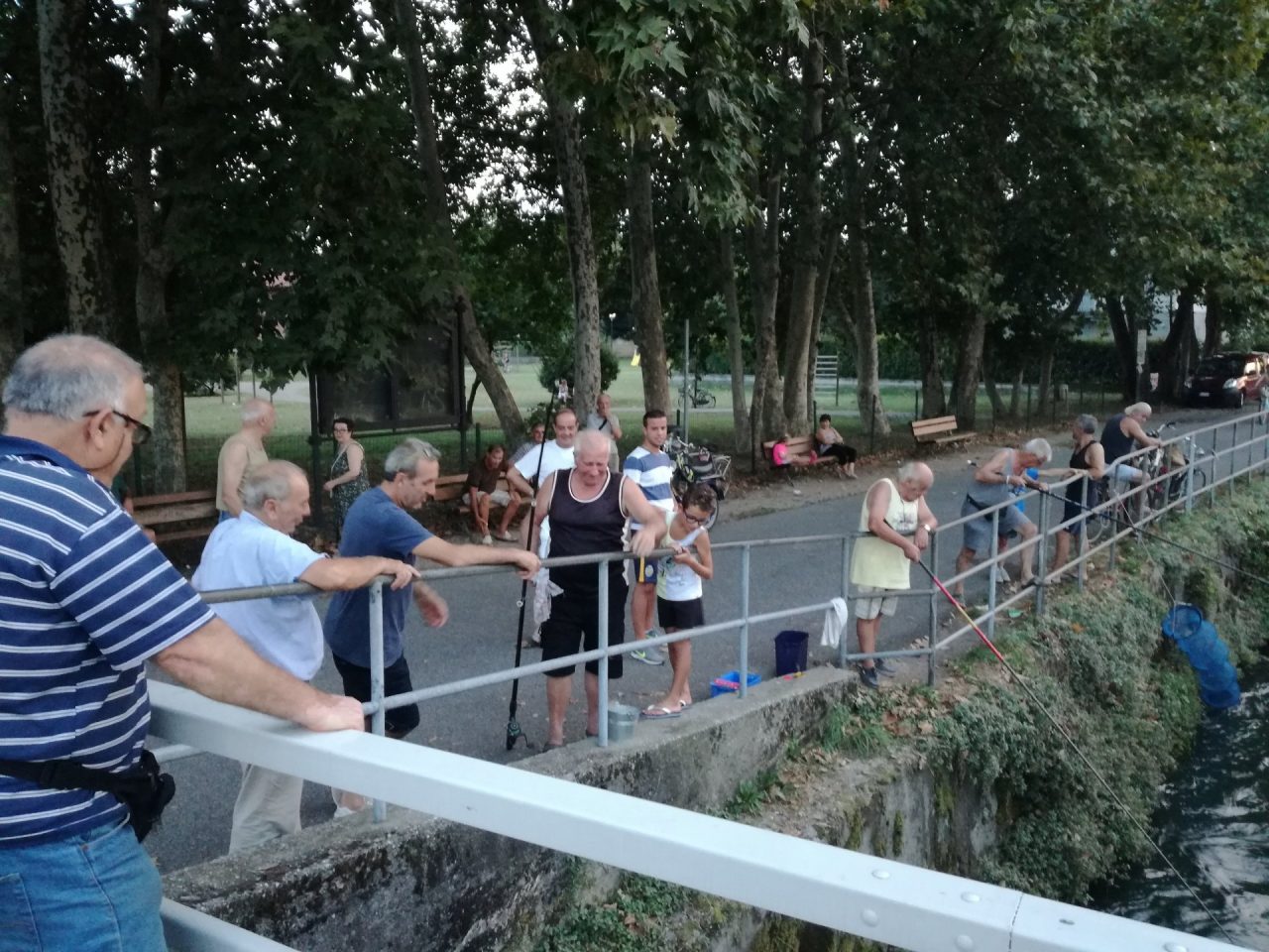 Pescatori lungo il Naviglio