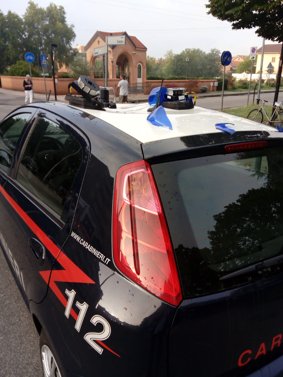 baraonda in piazza a busseo per un 15enne intervenuti i carabinieri