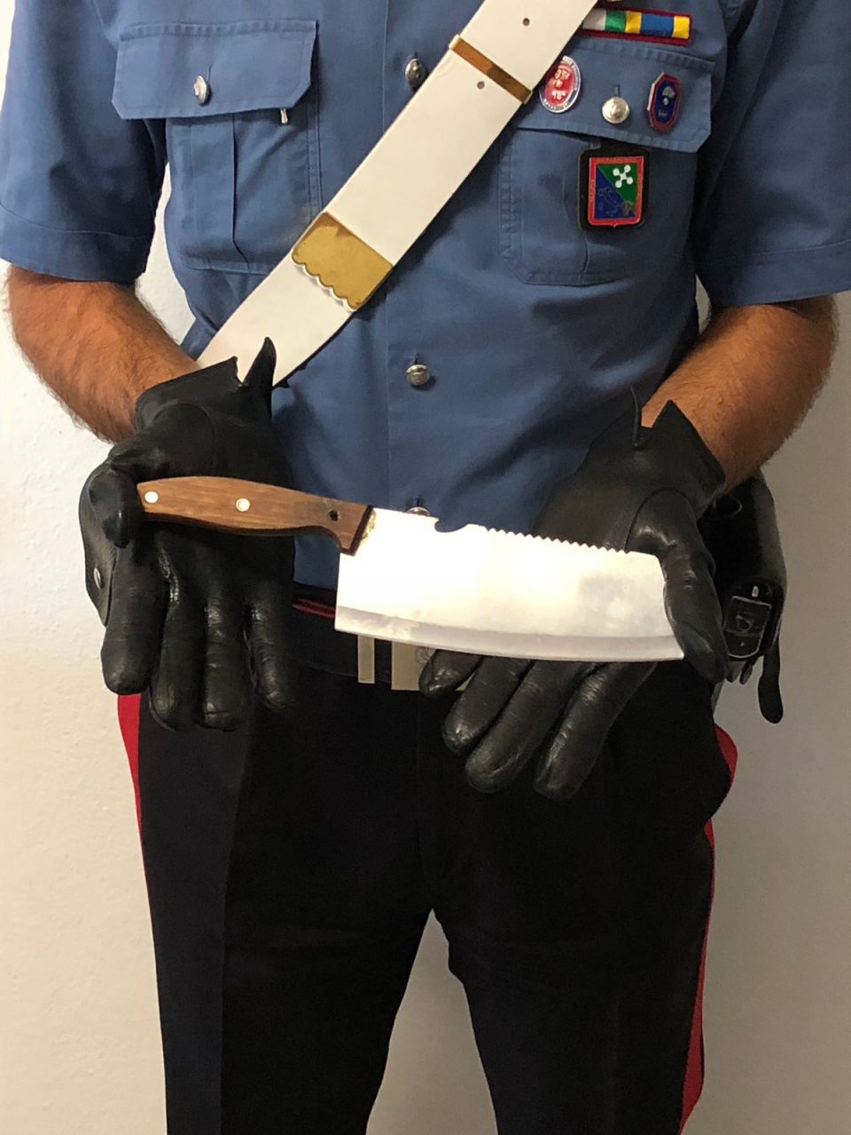 Botte e minacce alla moglie per i soldi alle slot, arrestato a Melzo